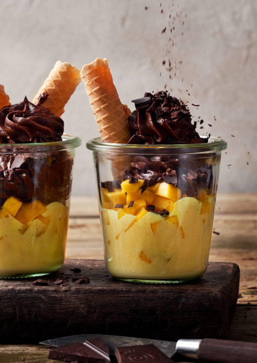 vegan-avocado-mousse-au-chocolat-mango-dessert-ketogen-schichtdessert