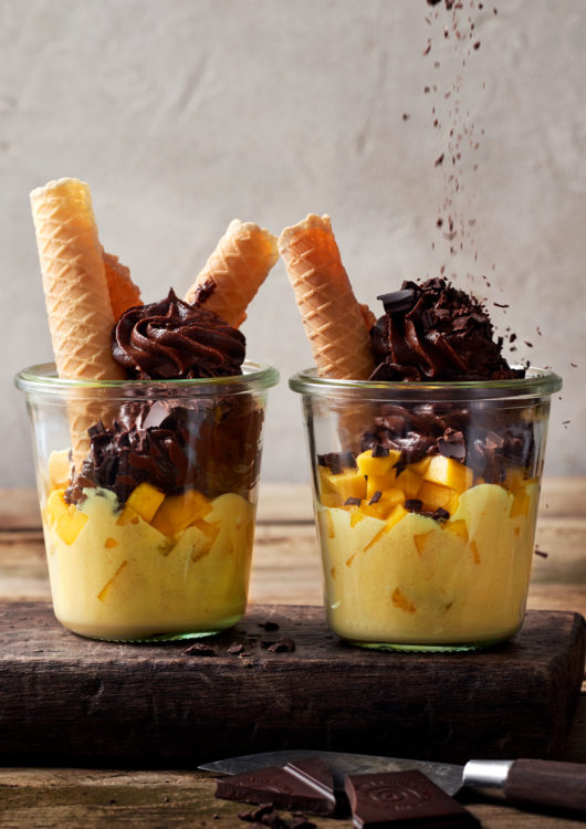 vegan-avocado-mousse-au-chocolat-mango-dessert-ketogen-schichtdessert