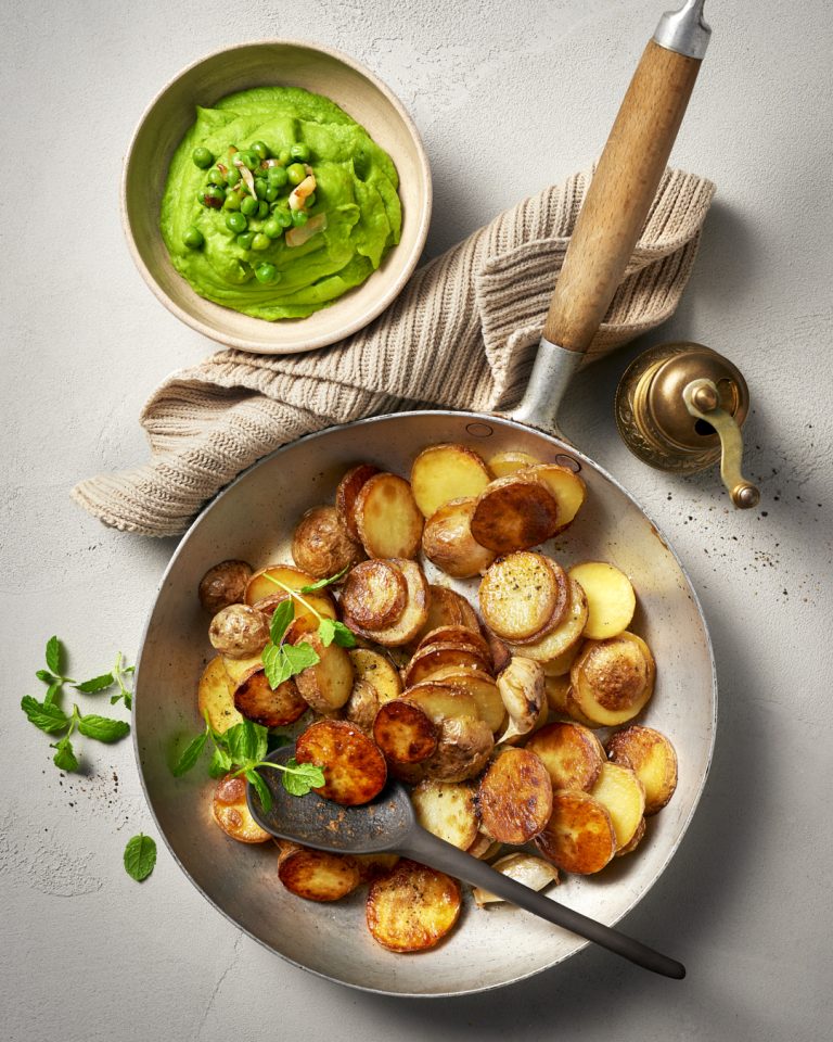 Knusprige Bratkartoffeln mit Erbsenpüree und Minze | eat sleep green