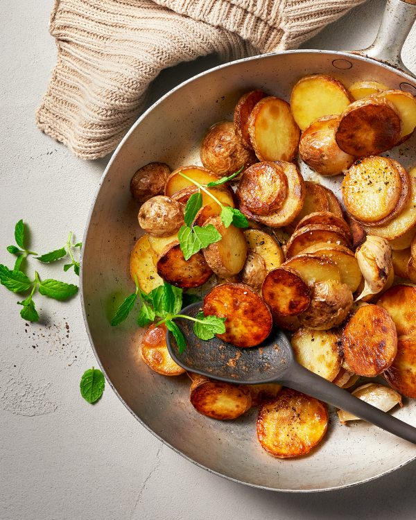 bratkartoffeln-knusprig-pfanne-erbsenpuree-minze-vegan-glutenfrei-comfort-food